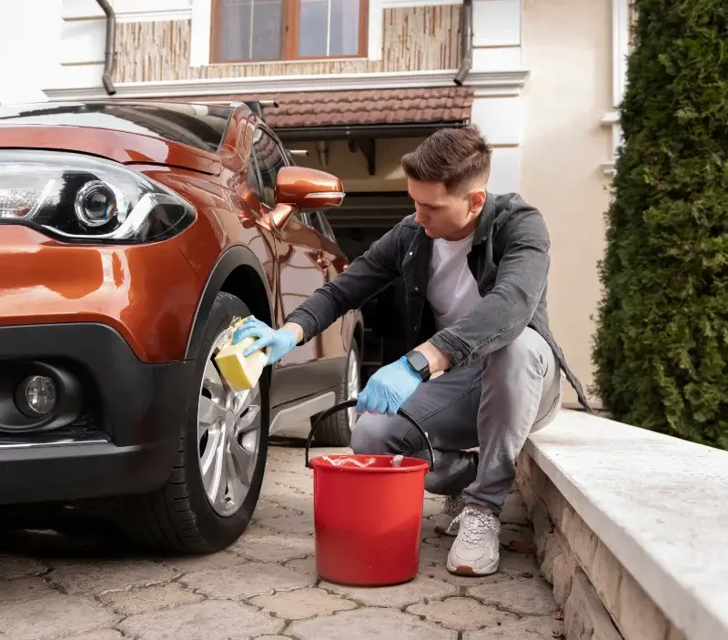 Lavage auto à domicile Roquebrune-sur-Argens : professionnel intervenant sur un véhicule
